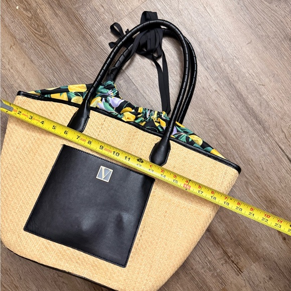 Victoria’s Secret • Large Straw Tote in Lemons - Picture 5 of 14